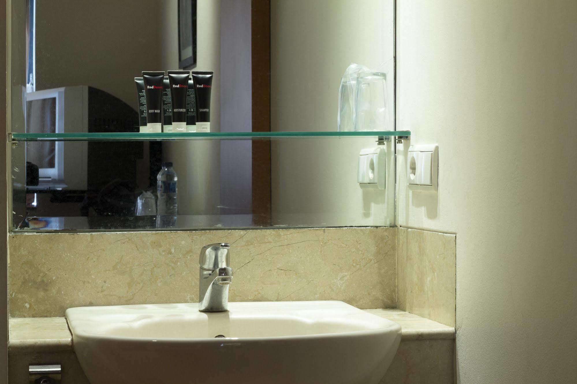 Reddoorz @ Gegerkalong Girang Hotel Bandung Ngoại thất bức ảnh